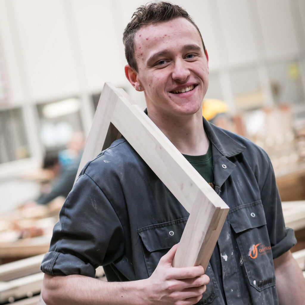 Leerling binnen en buitenschrijnwerk in atelier