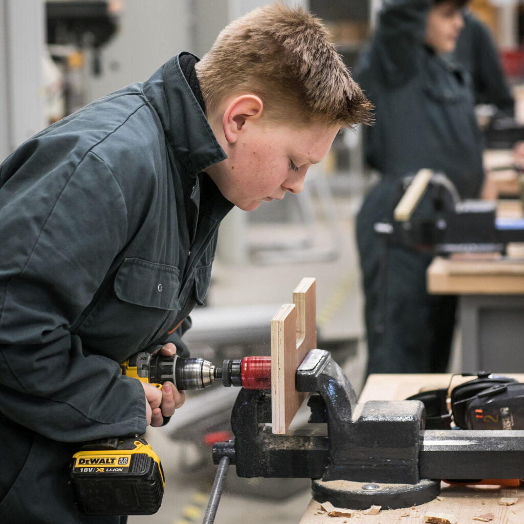 Leerling 2B STEM in het atelier