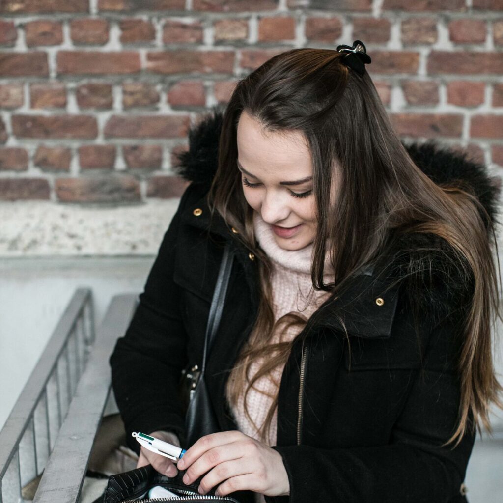 leerling haalt iets uit haar handtas