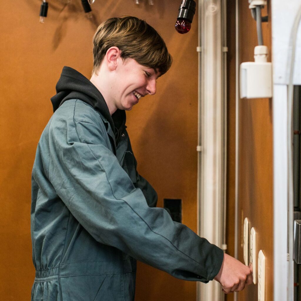 leerling aan het werk aan een oefen elektrische installatie