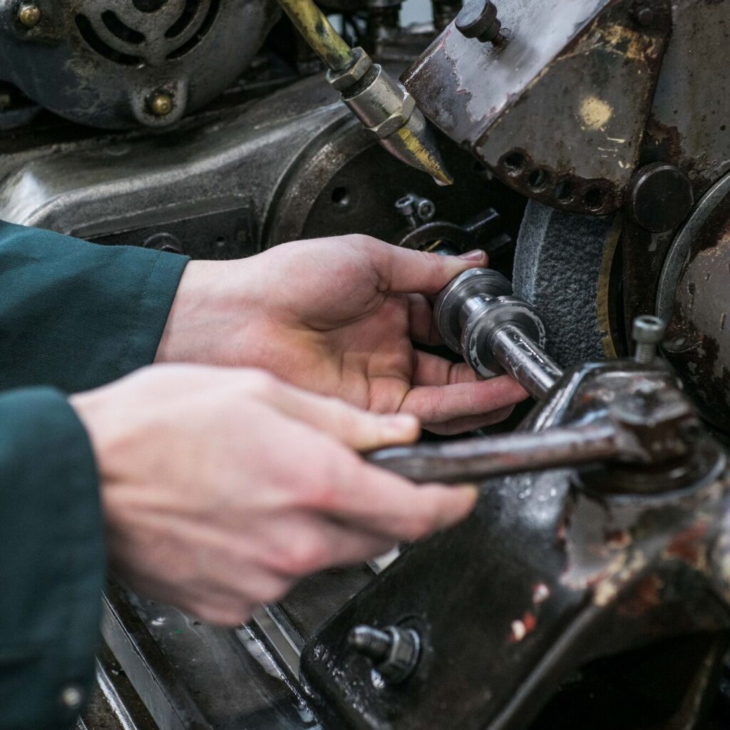 handen sleutelen aan een machine