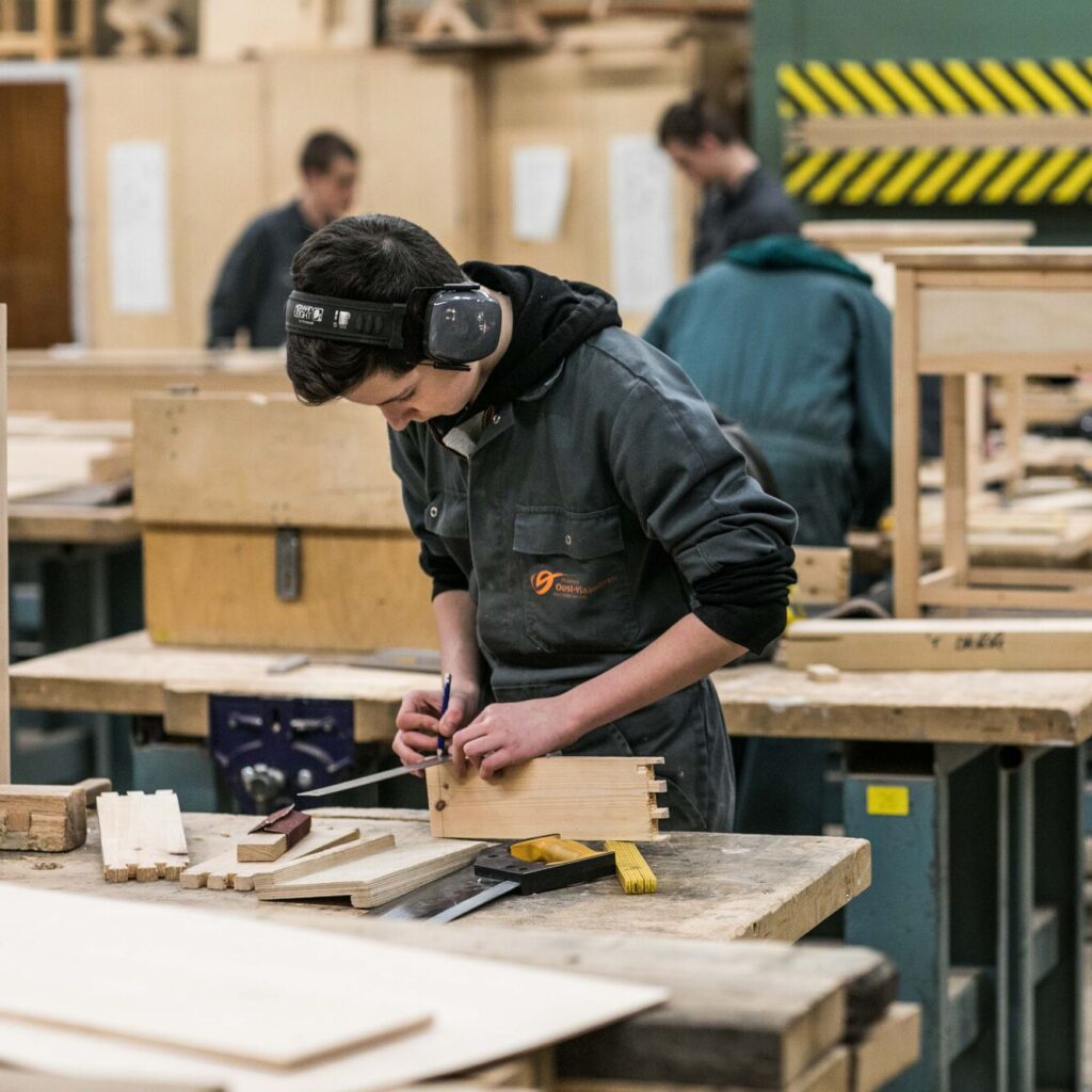 Leerling bewerkt hout tijdens Houttechnieken