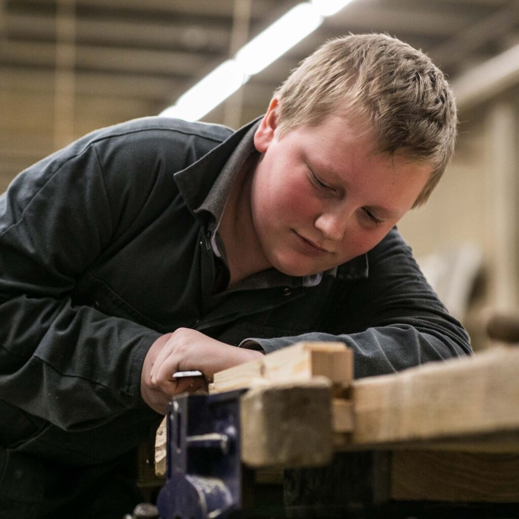 jongen aan het werk in het atelier