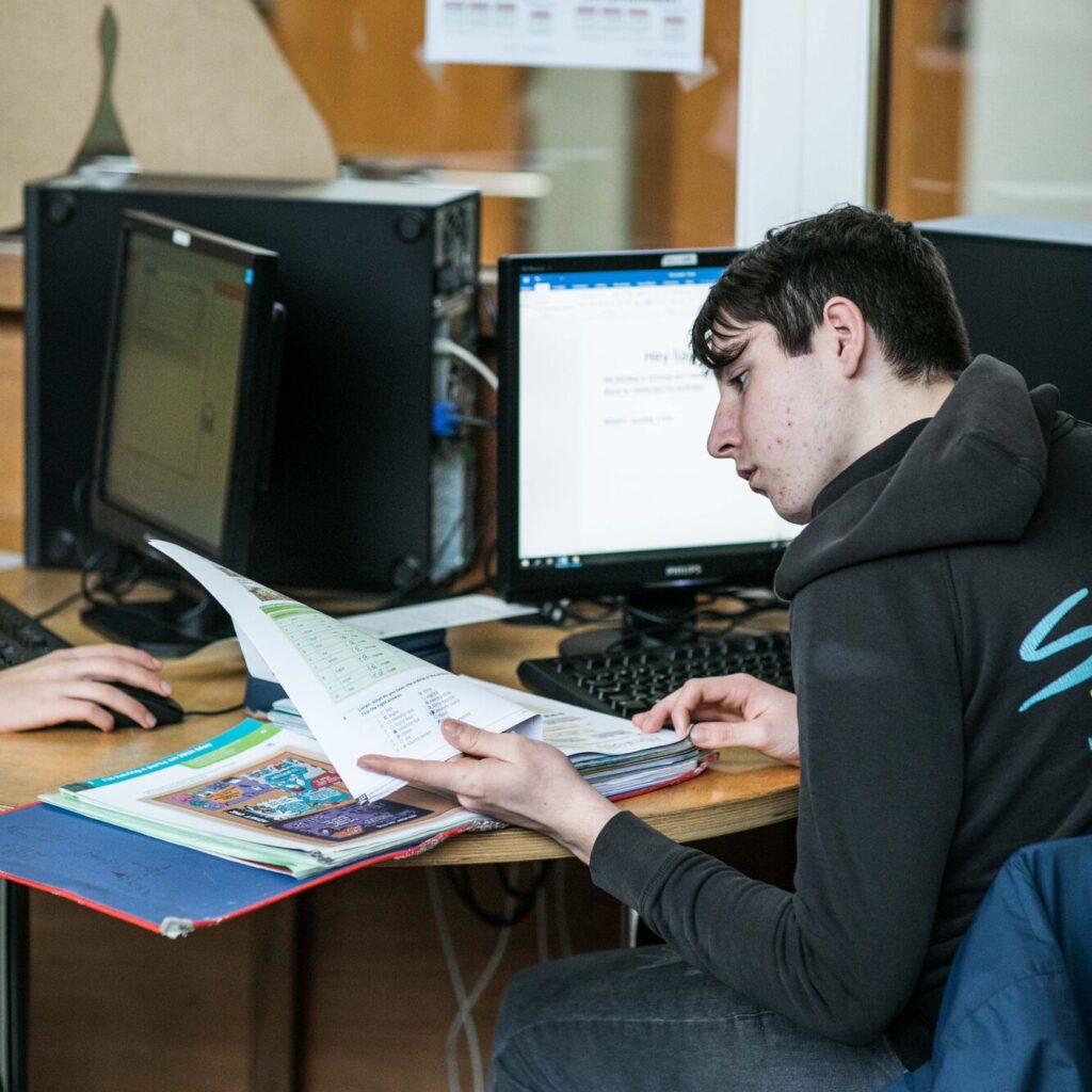 jongen studeert geconcentreerd voor een computerscherm