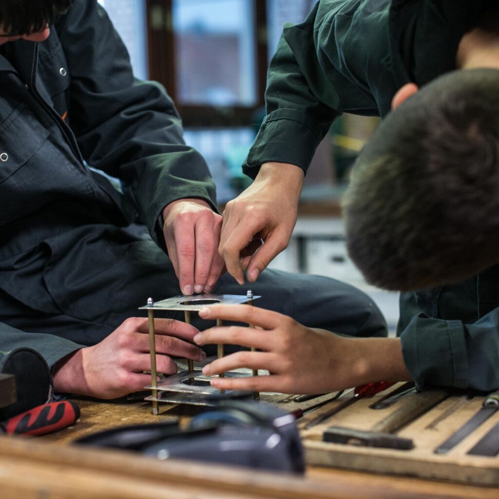 Leerlingen Mechanica werken samen