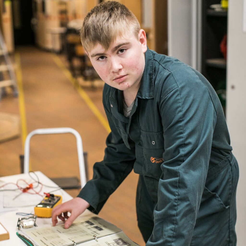 jongen bekijkt technische tekening 2A