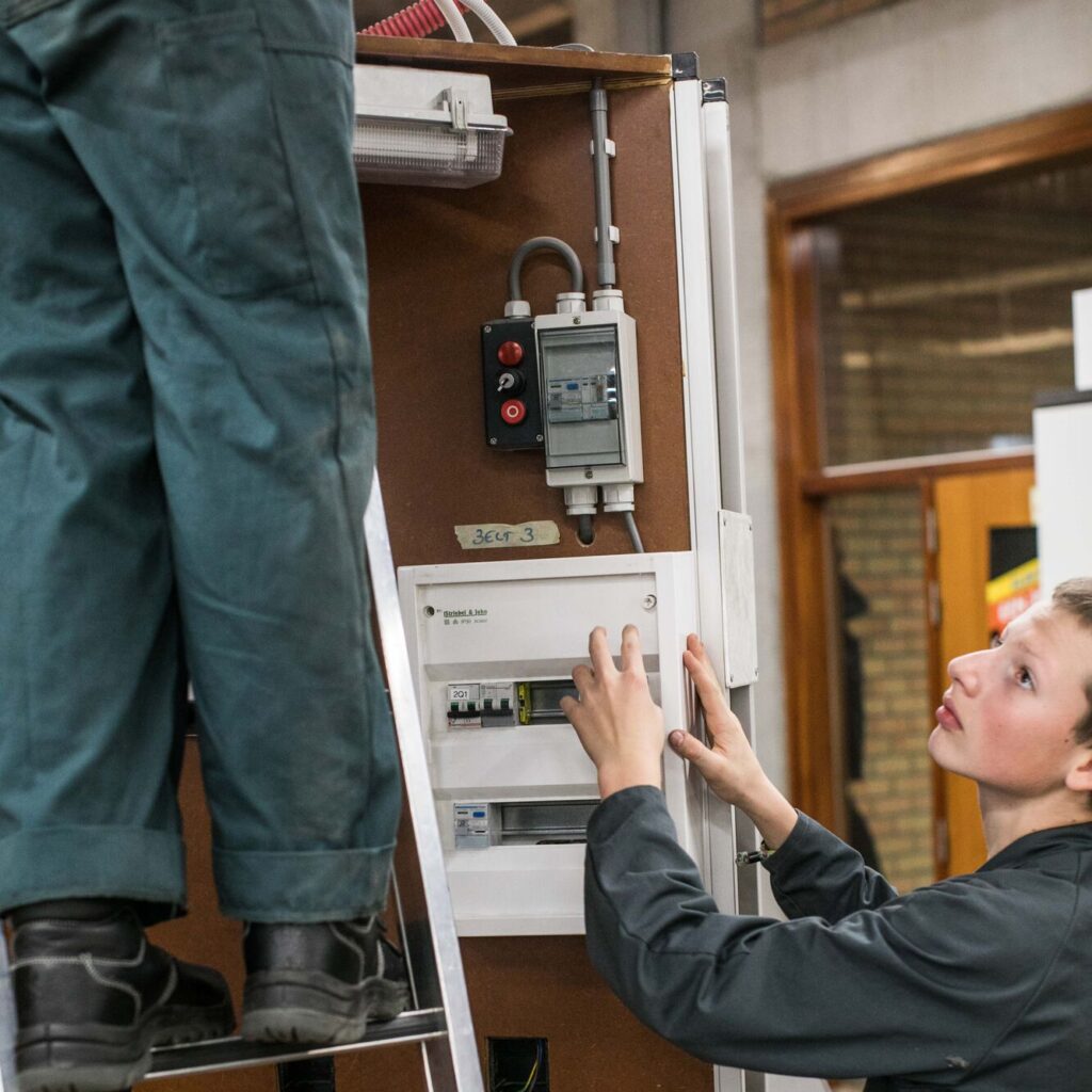 leerlingen voeren praktijk Elektrotechnieken uit