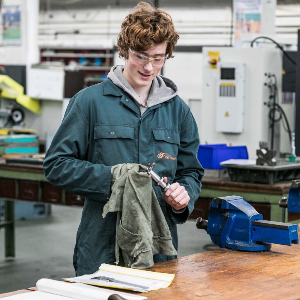 Leerling mechanische vormgevingstechnieken aan het werk