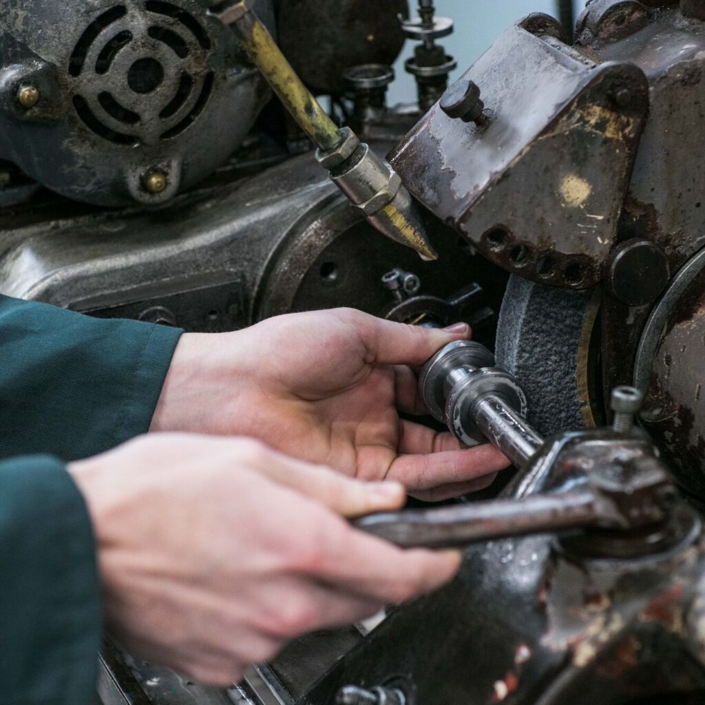 leerling bewerkt metaal aan machine