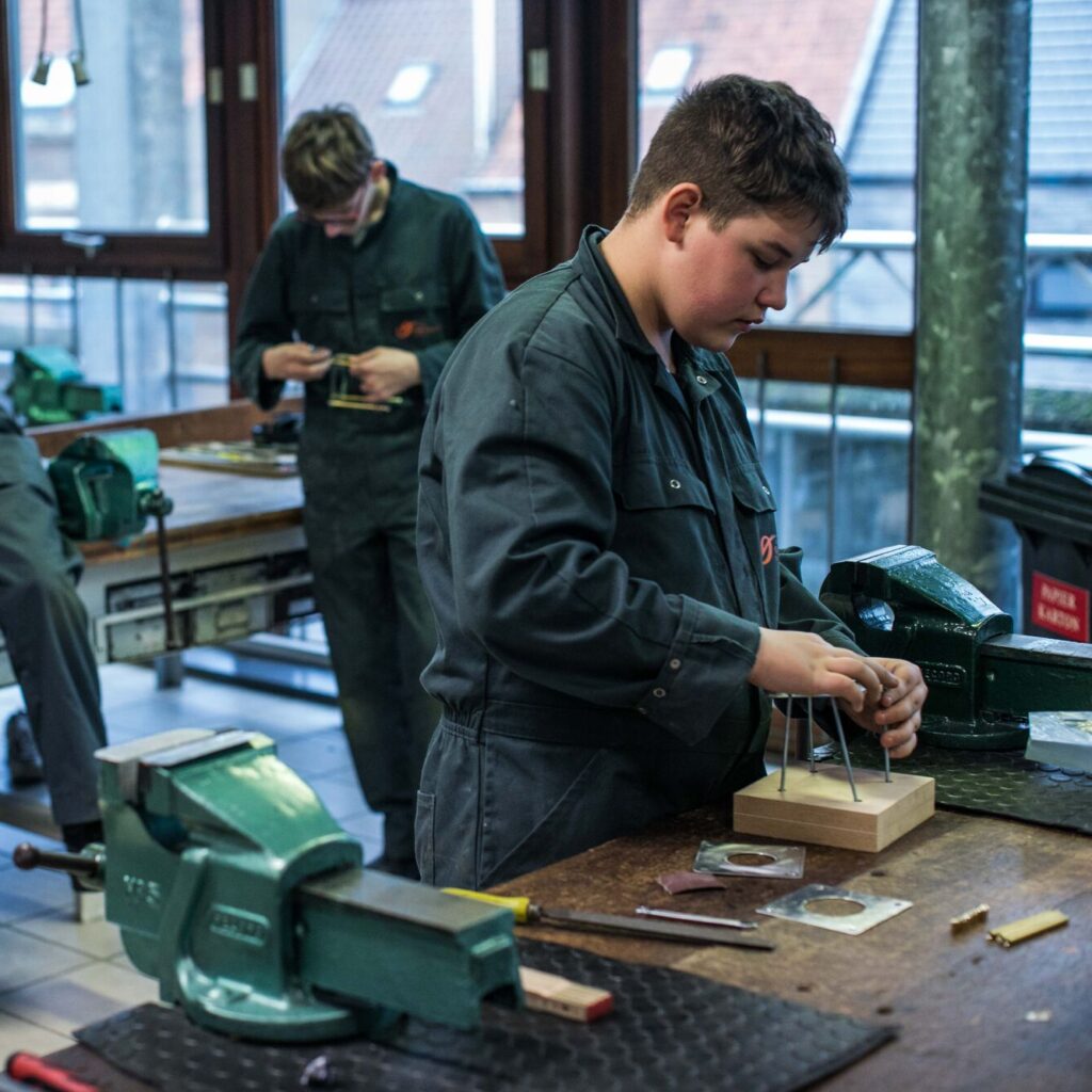 Leerlingen Mechanische vormgeving aan het werk