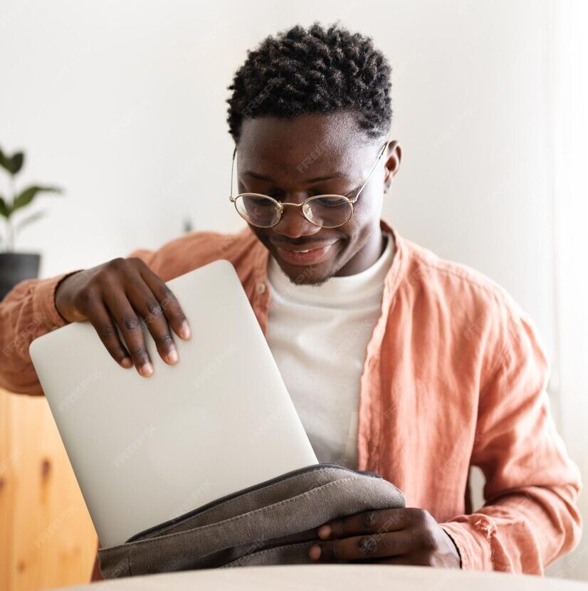 Student voorbereidend jaar Hoger Onderwijs met laptop