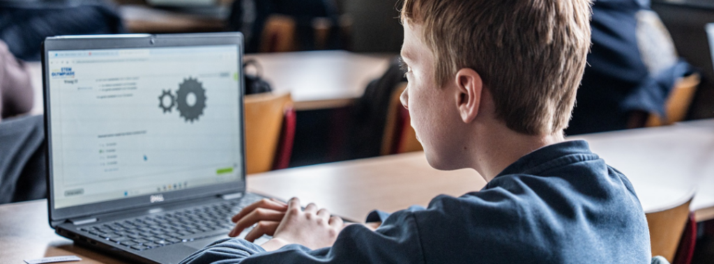 leerling aan een laptop
