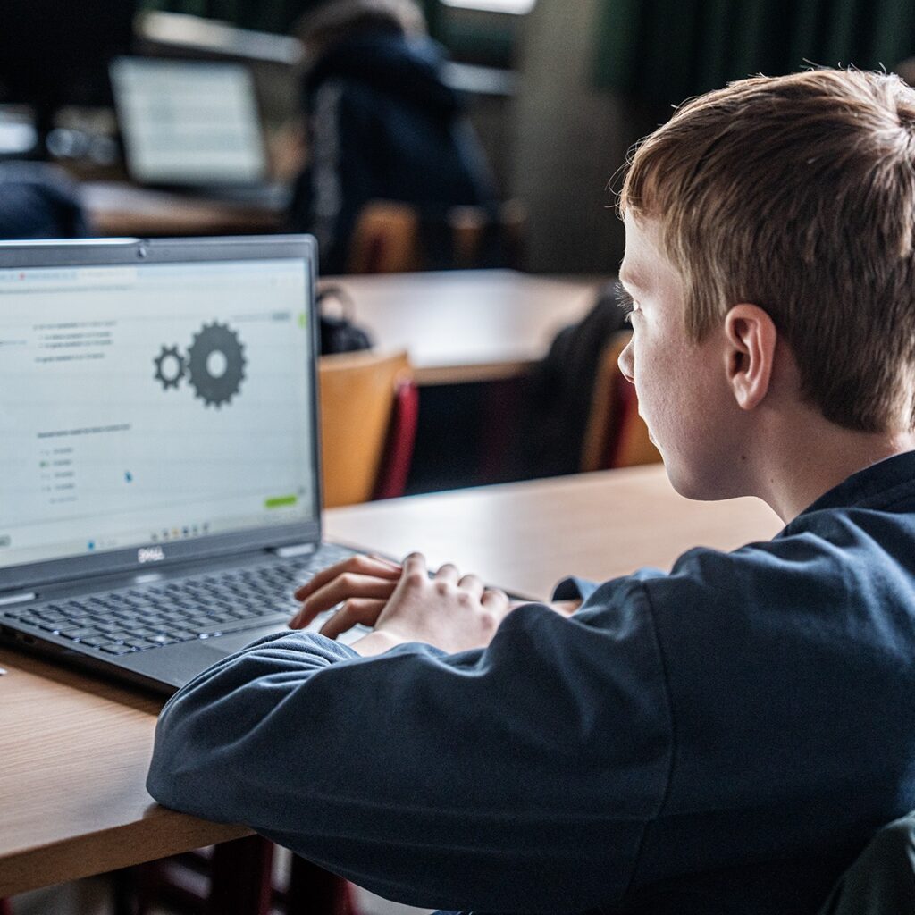 leerling aan een laptop