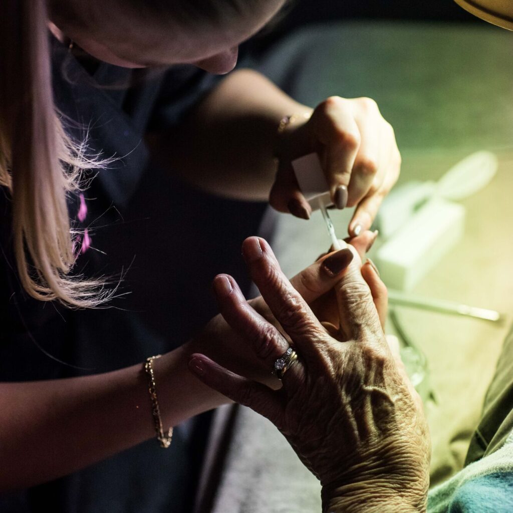 leerling lakt de nagels van een model