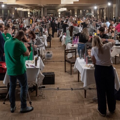 een volle zaal met deelnemers aan de kapperswedstrijd Hanske de Krijger