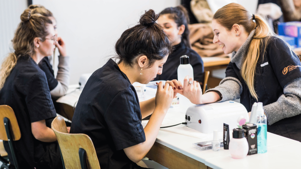 leerlingen lakken elkaars nagels