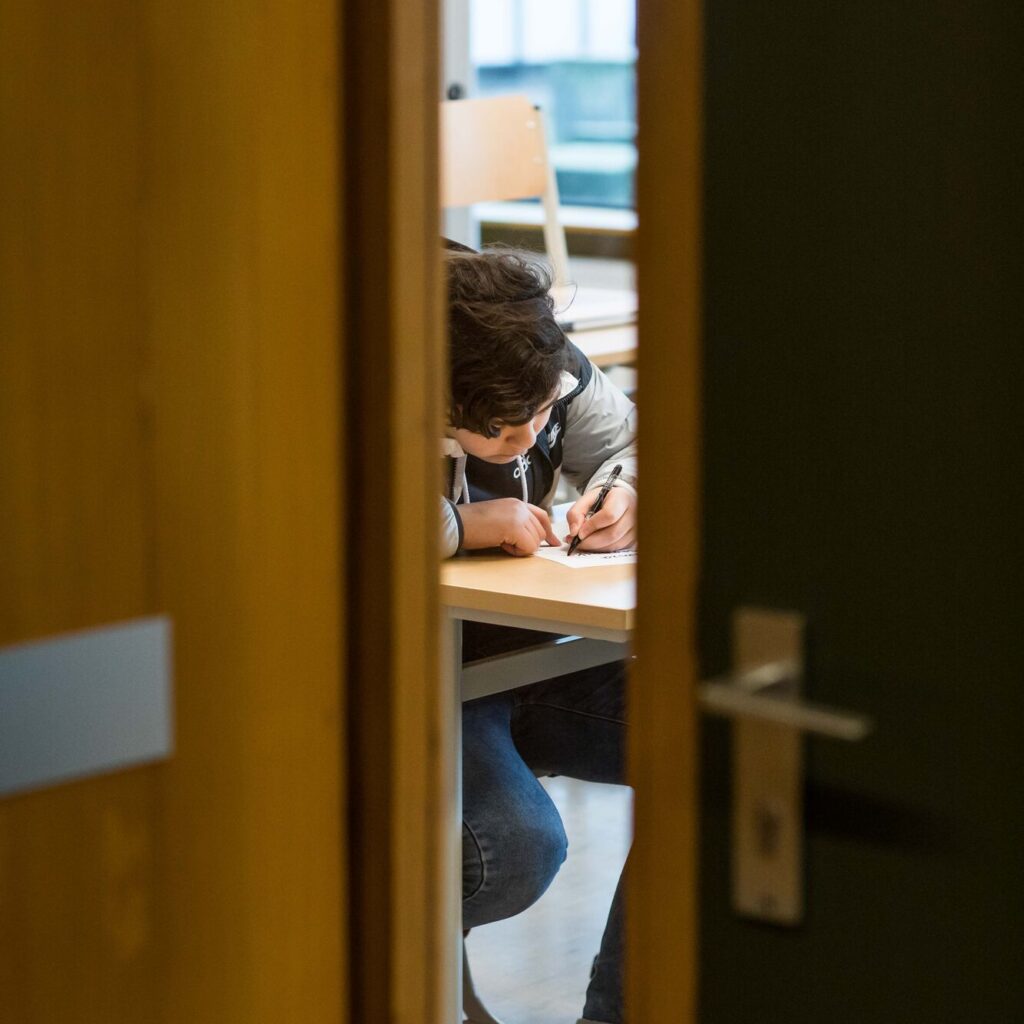 leerling in klas aan het werk