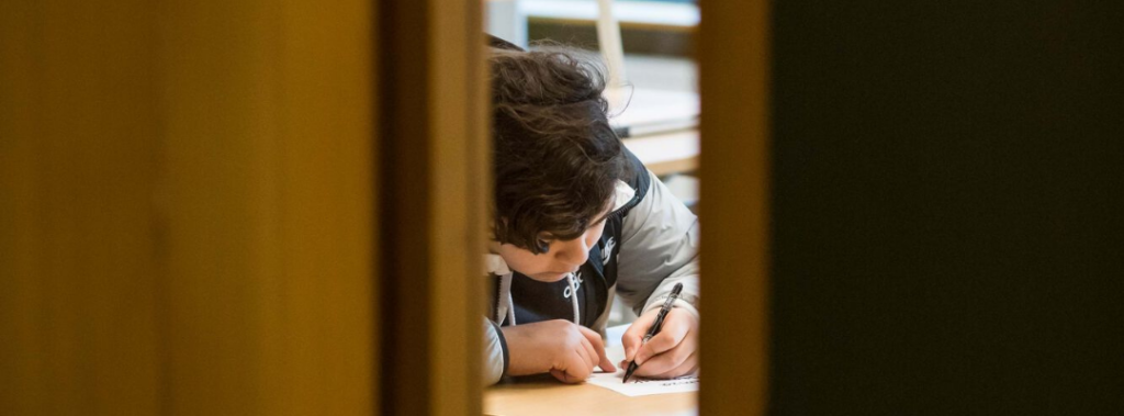 leerling werkt in klas