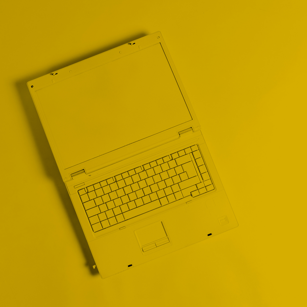 gele laptop op geel kleurvlak