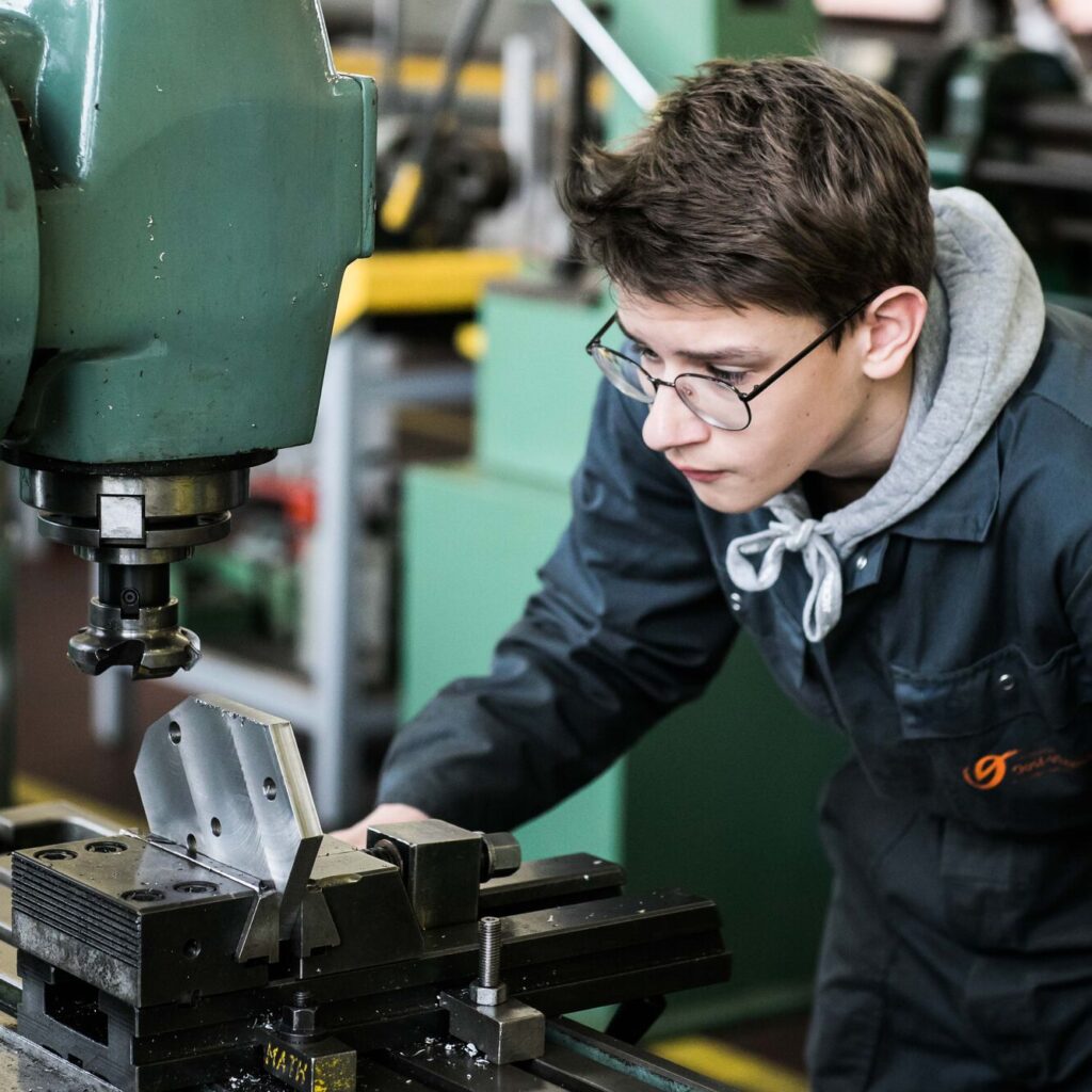 leerling werkt aan de mechanische werkbank