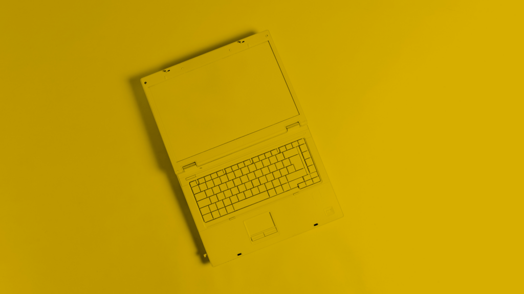 laptop op geel kleurvlak