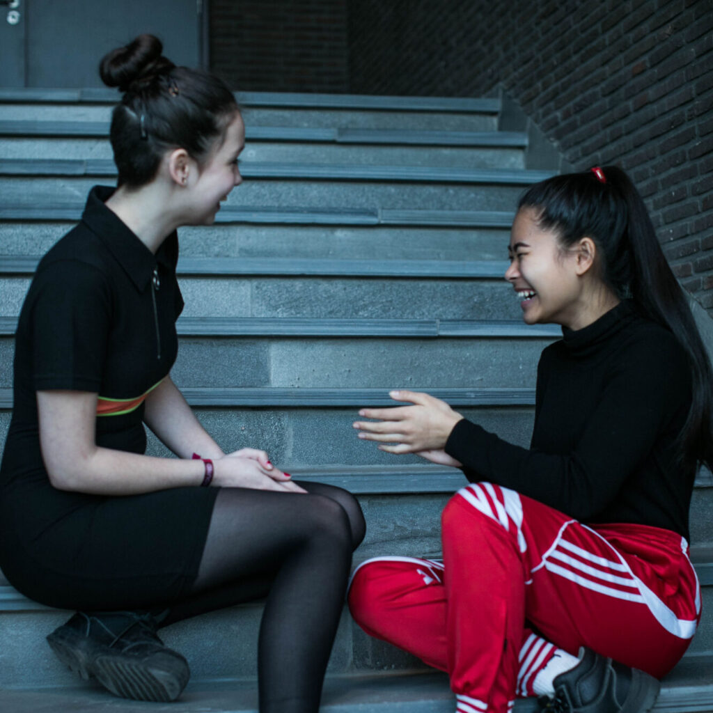 twee leerlingen zitten op de trap