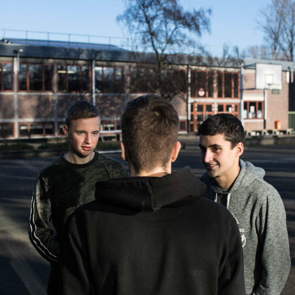 drie leerlingen op de speelplaats