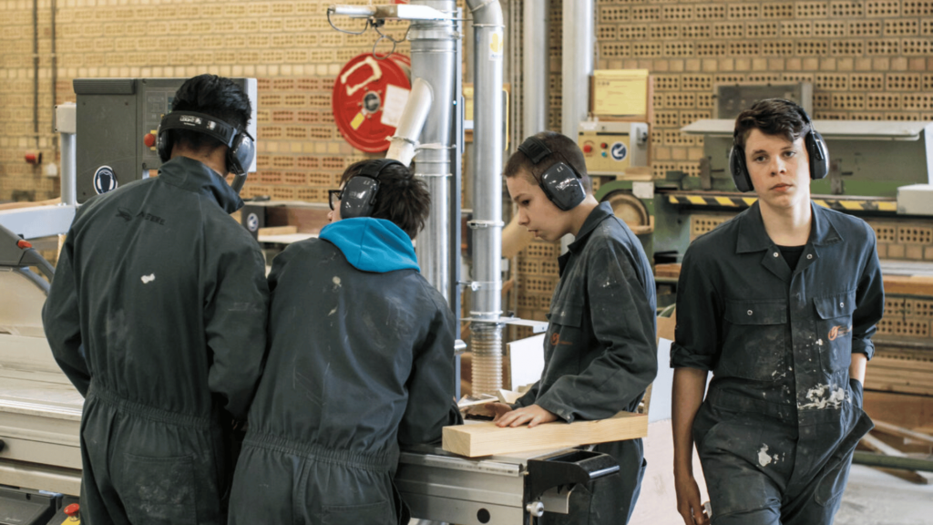 leerlingen in de praktijkles houtbewerking