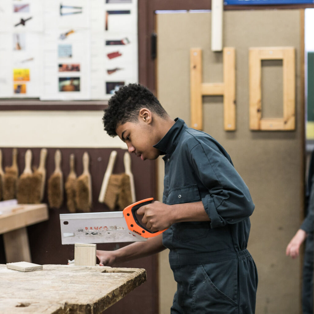 Leerling Hout aan het werk in het atelier