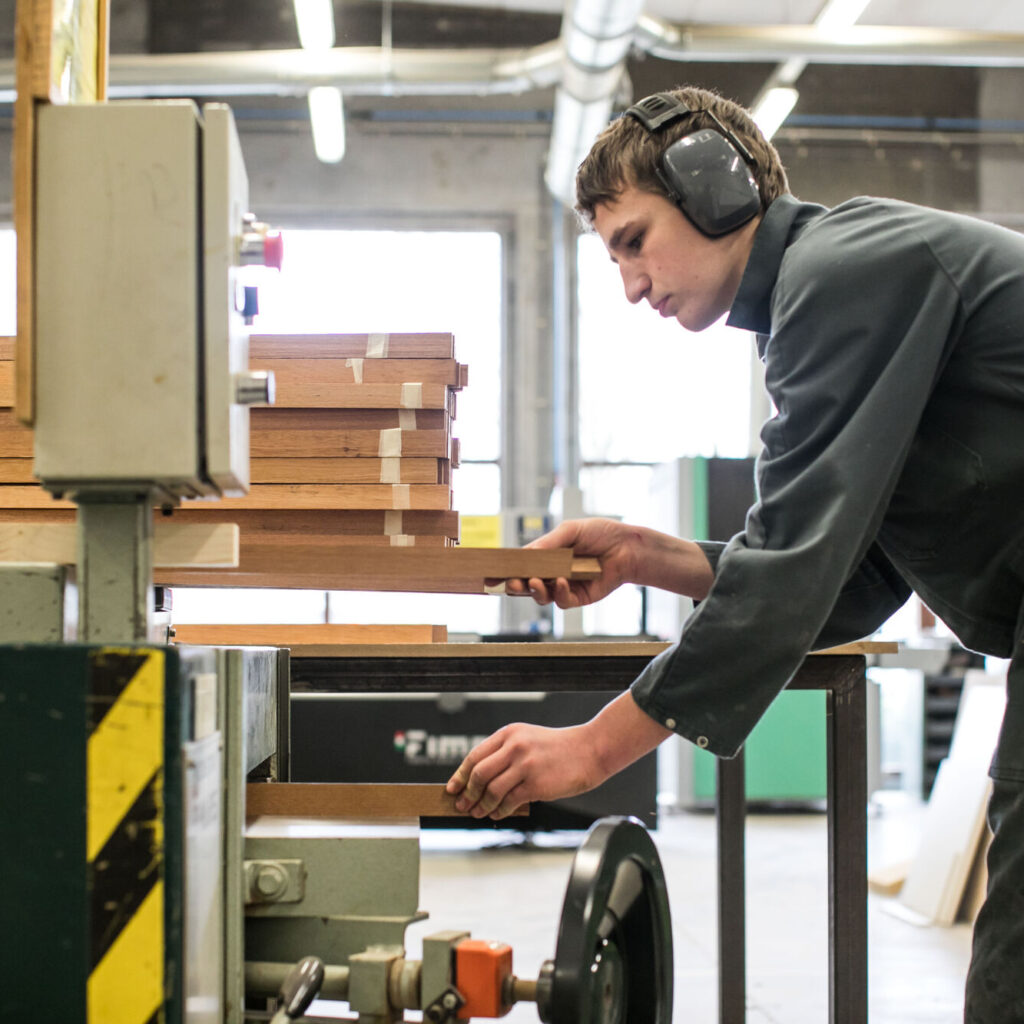 Leerling Houttechnieken in het atelier