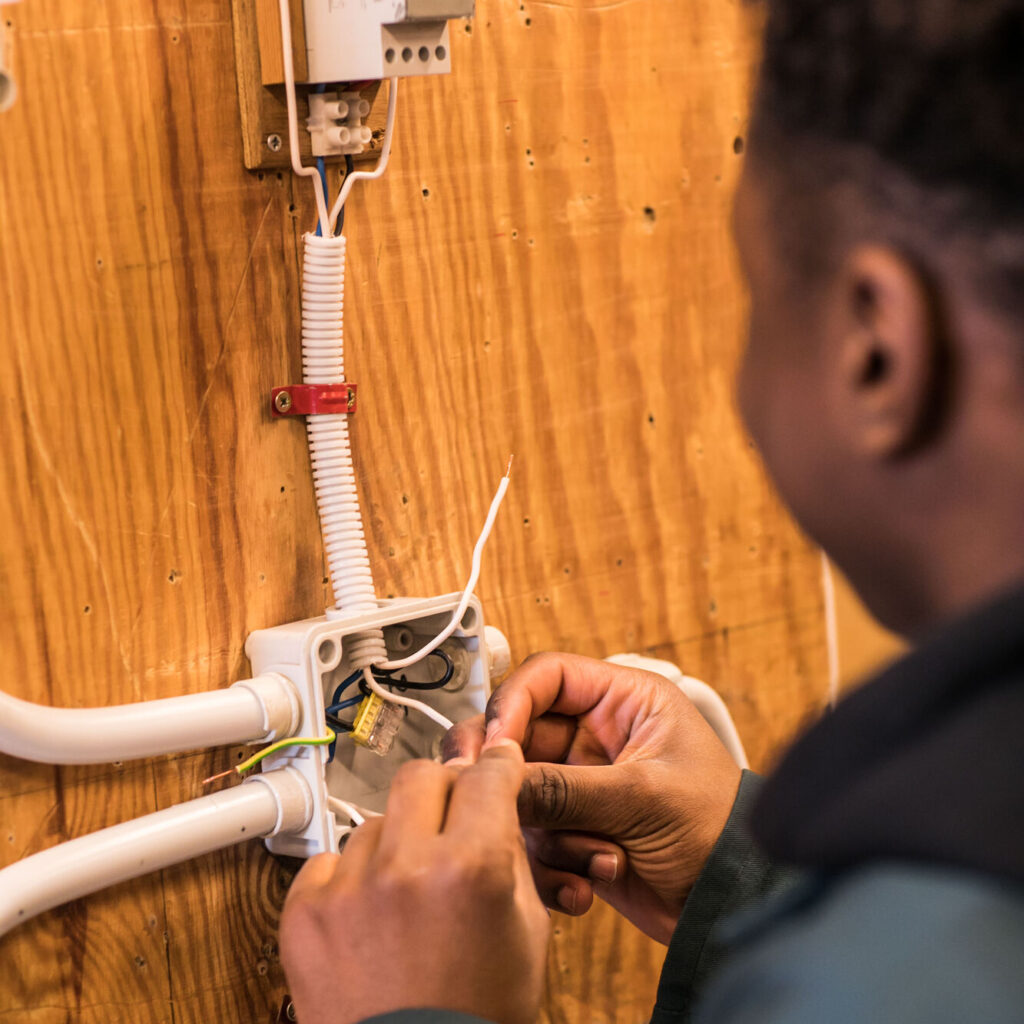 Leerling tweede graad Elektriciteit werkt aan kabels