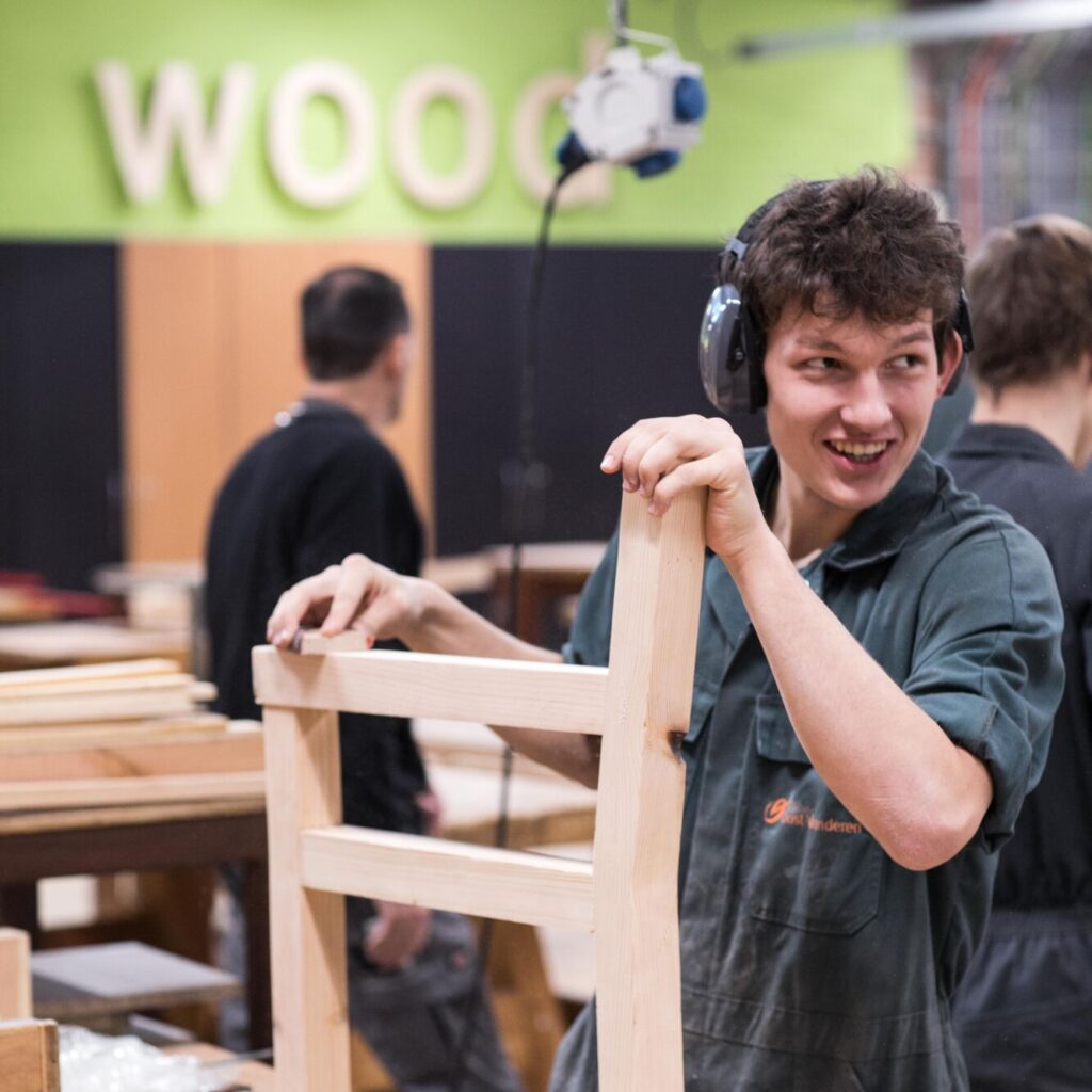 Leerling binnenschrijnwerk houtbewerking in het atelier