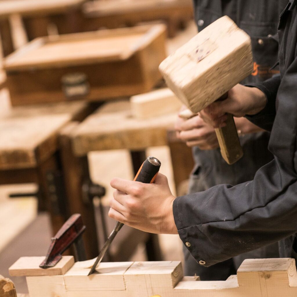 Leerling Houttechnieken aan het werk