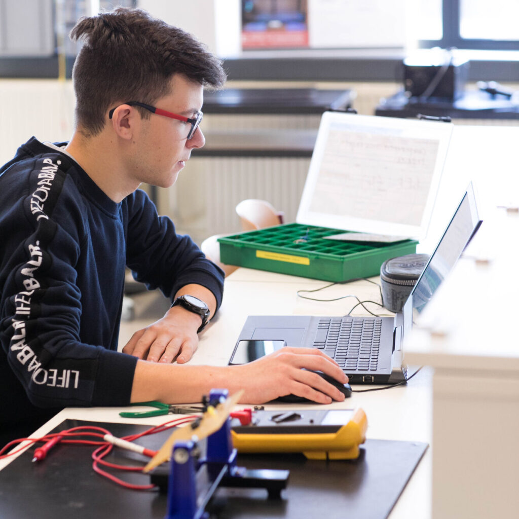 Leerling STEM Mechanica Elektronica aan het werk