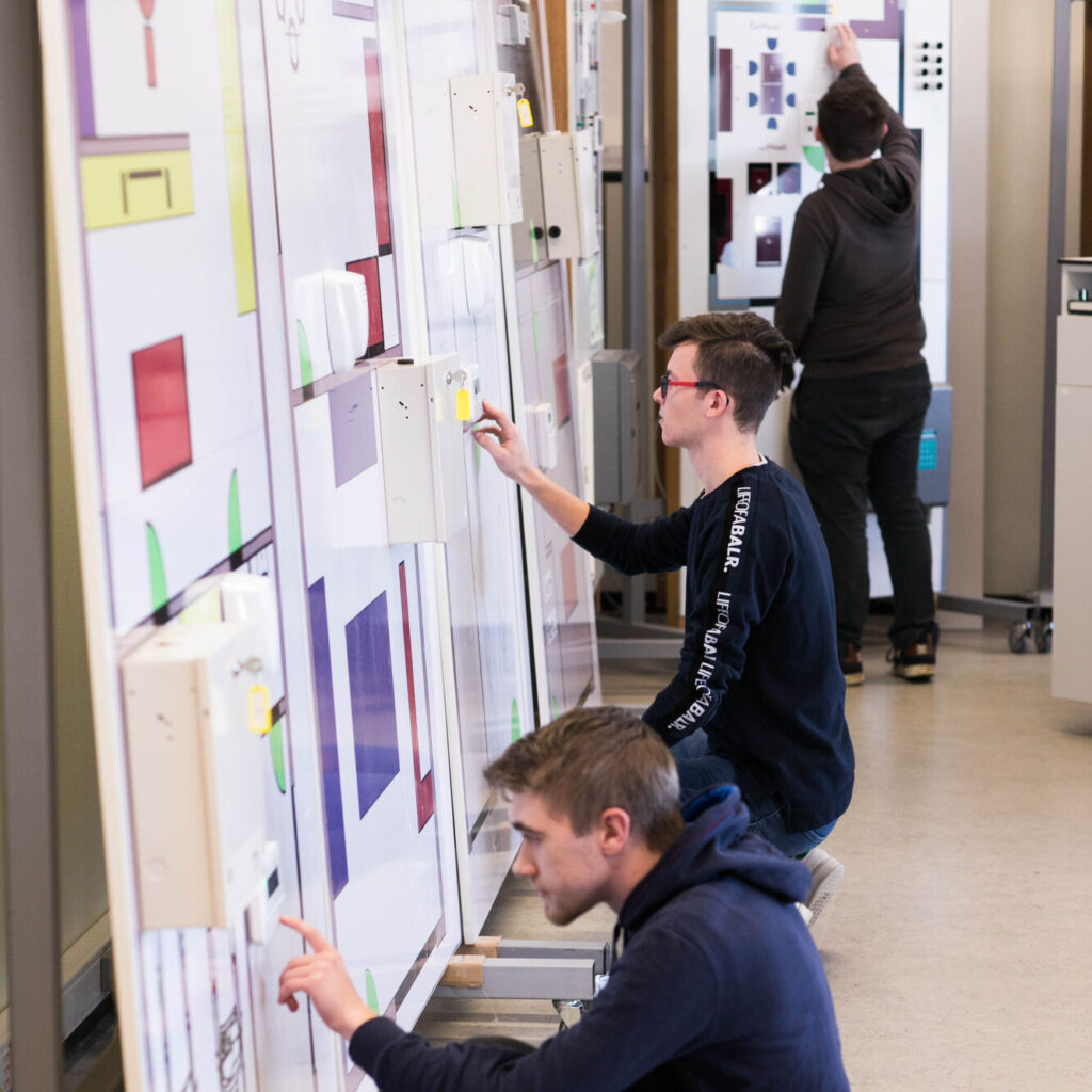 Leerlingen Elektrotechnieken aan het werk