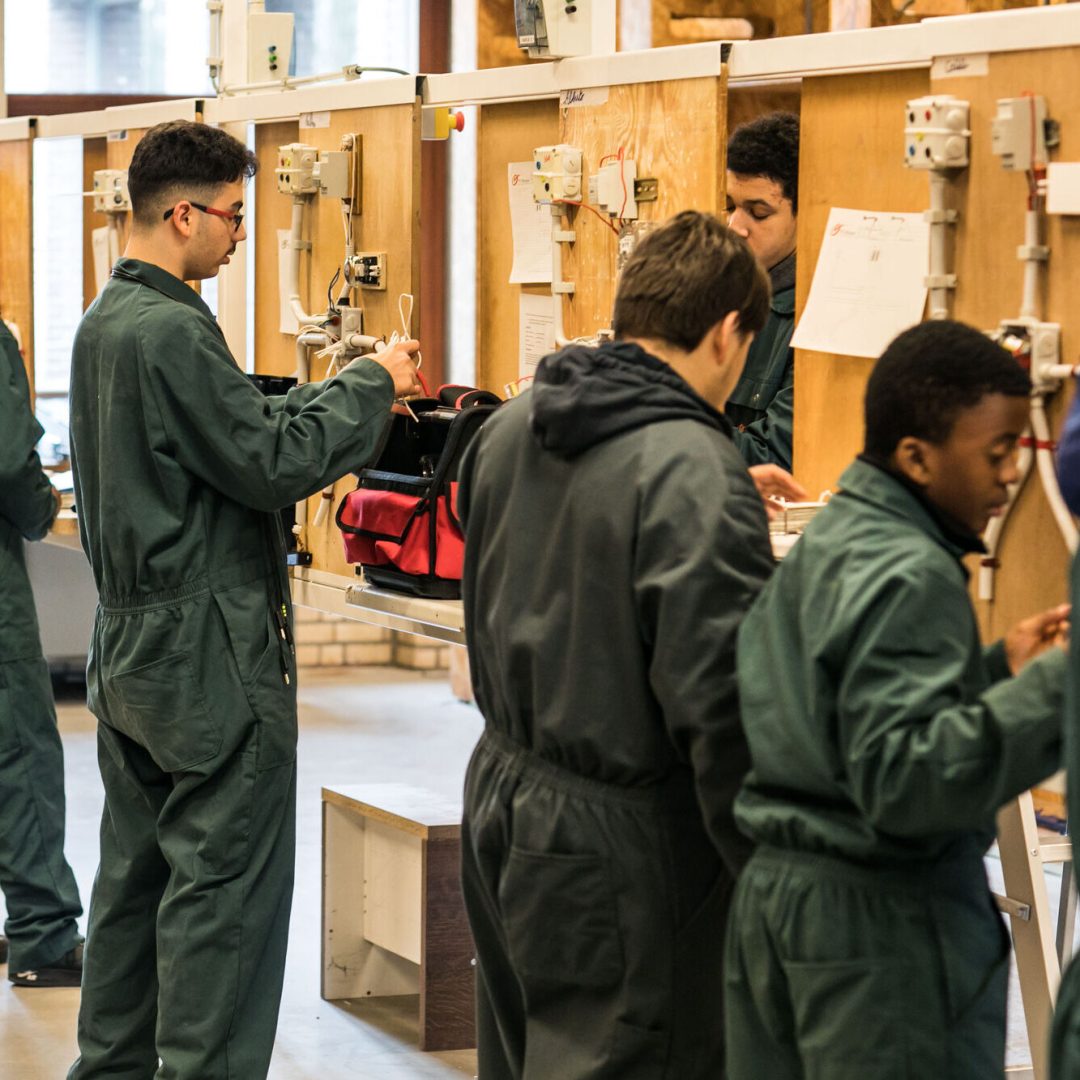 Leerlingen Elektrische installaties in atelier