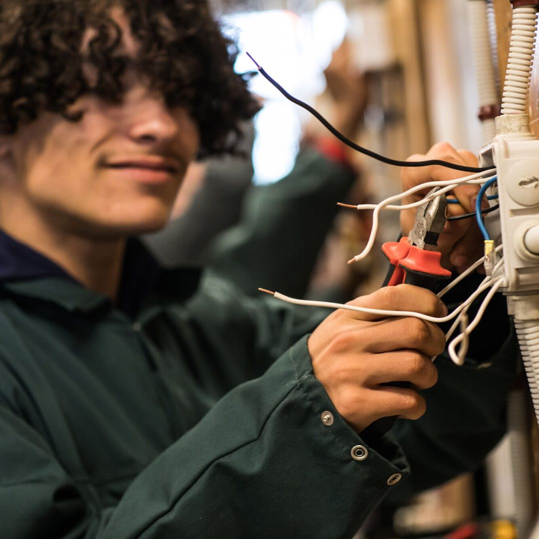 Leerling industriële elektriciteit aan het werk